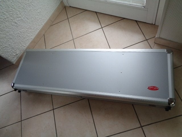 Flight Cases Coffre alu. pour guitare basse. Marque: "STAGG", Musique & Instruments, Enlèvement, Neuf, Autres instruments, Flight case