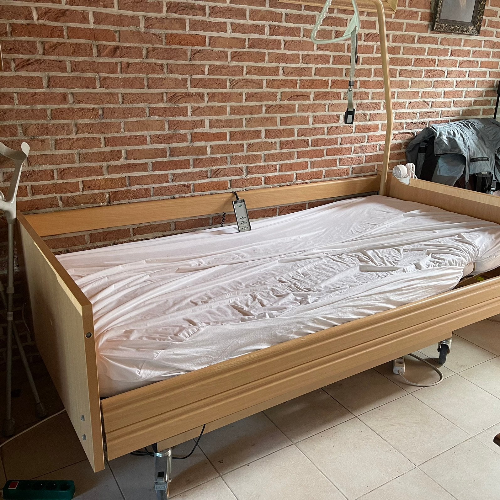 Elektrische ziekenhuis bed met matras, Ophalen, Zo goed als nieuw