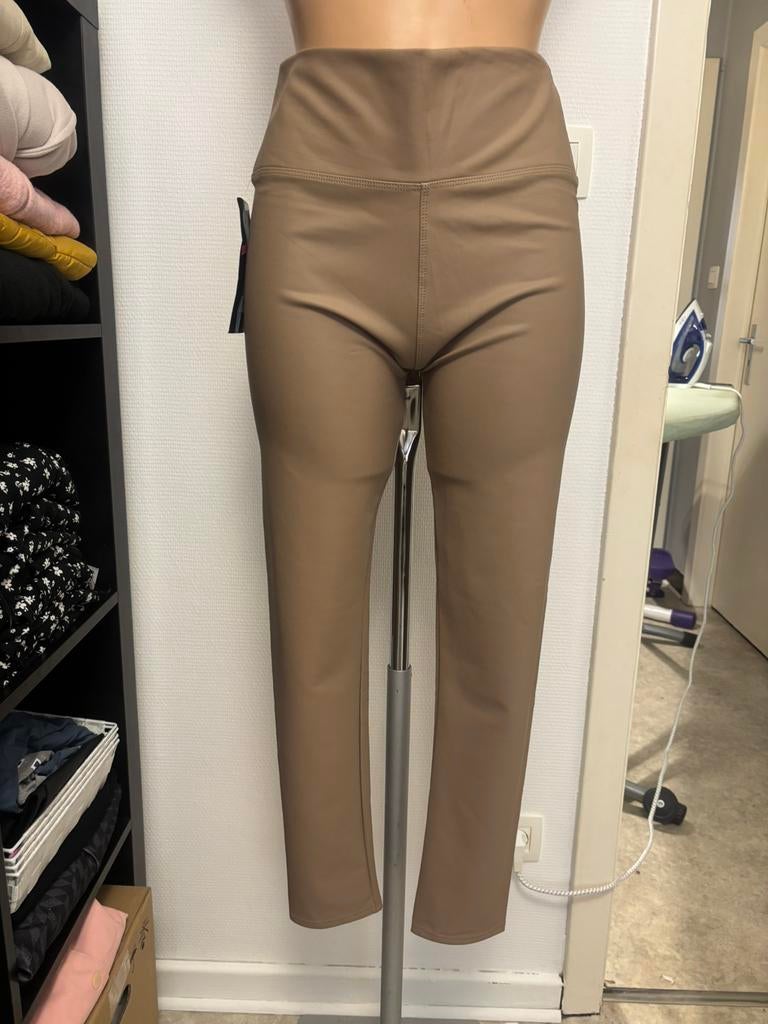 Nieuwe legging van imitatieleer, Kleding | Dames, Broeken en Pantalons, Maat 38/40 (M), Beige, Nieuw, Ophalen of Verzenden