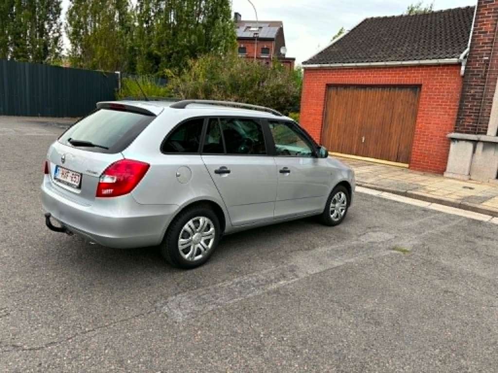 Skoda Fabia 1.2 essence 2015 avec feuille rose, Auto's, Euro 5, Bedrijf, 5 deurs, Fabia