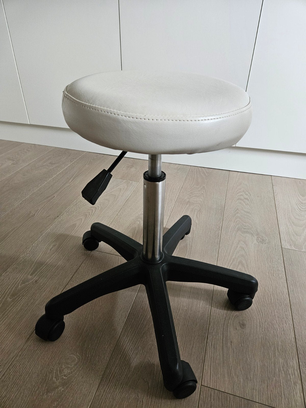 Verstelbare witte kruk op wieltjes – zeer goede staat", Ophalen, Kunststof
