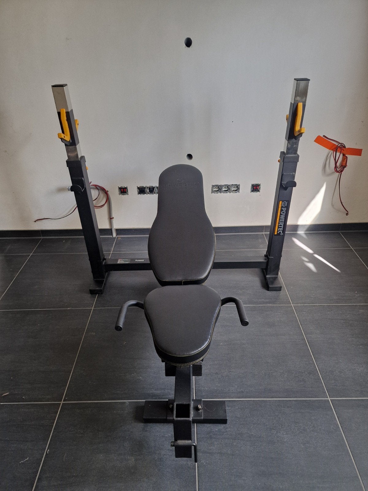 POWERTEC WB-OB20 Bench press / Shoulder press bank..., Enlèvement, Utilisé, Jambes, Banc d'exercice