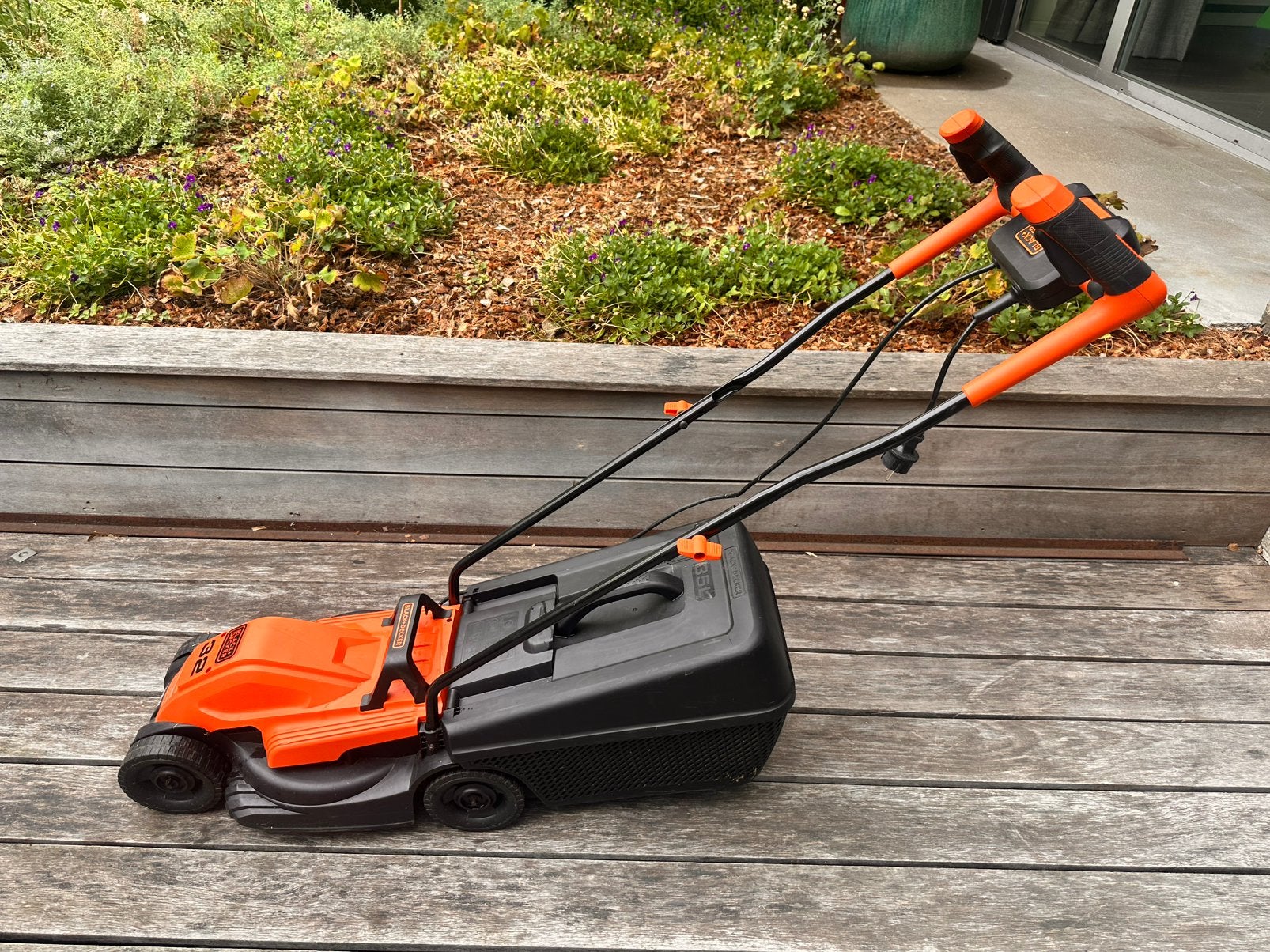 Back+Decker 1200W 32cm Grasmaaier, Ophalen, Cirkelmaaier, Elektrische grasmaaier, Zo goed als nieuw