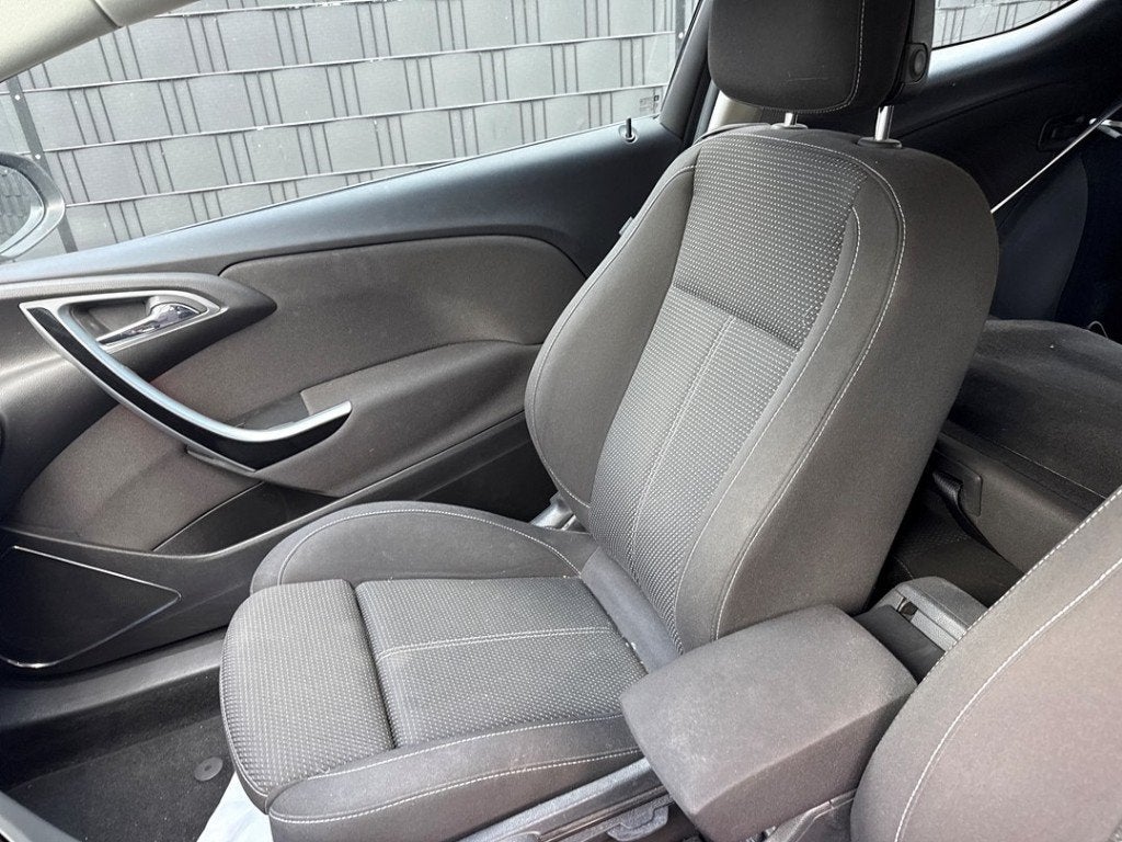 STOEL RECHTS VOOR Opel Astra J GTC (PD2 / PF2), Gebruikt, Opel, Opel Automobile GmbH, Kontakt-opel@opel.com