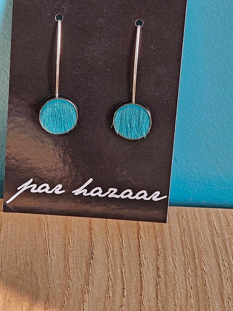 Lange oorbellen Par Hazaar blauw leer, Bijoux, Sacs & Beauté, Boucles d'oreilles, Enlèvement ou Envoi, Bleu