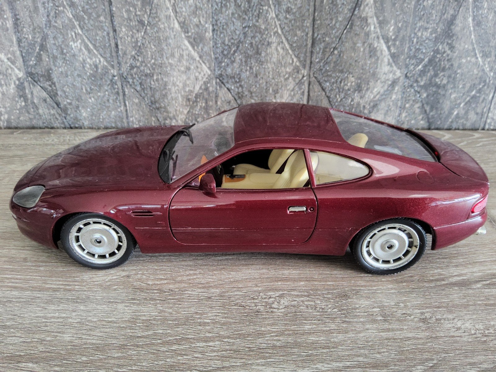 Aston Martin DB7., Enlèvement ou Envoi