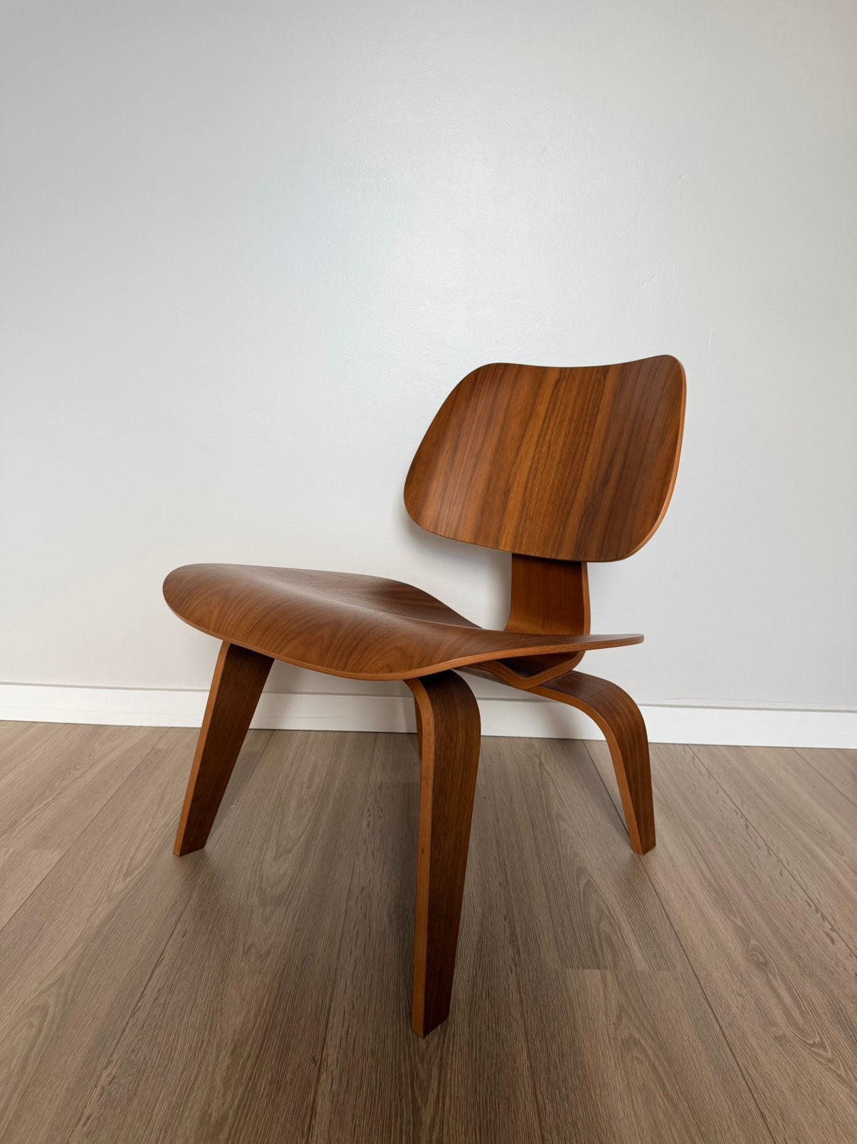 Vitra Eames LCW in walnoot, Maison & Meubles, Enlèvement, Comme neuf