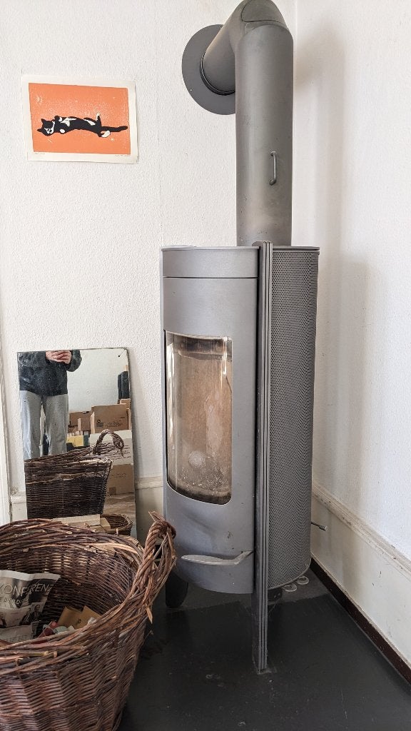 Poêle à bois HASE – 7 kW – avec conduit et plaque de sol, Enlèvement, Utilisé, Bois, Autoportant