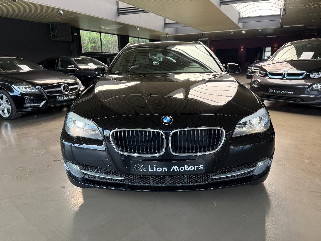 BMW 530d xDrive*LEDER*GPS*PANO DAK*258PK*ZET. VERWARMING, Auto's, Automaat, Bi-Xenon koplampen, 2993 cc, Zwart