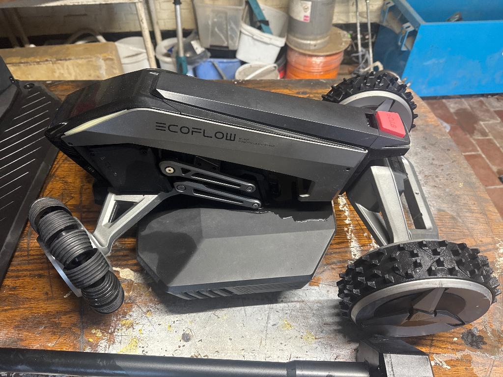 EcoFlow Blade robotmaaier – GPS RTK – zo goed als nieuw, Enlèvement ou Envoi, Comme neuf, 20 à 25 cm, Eco flow