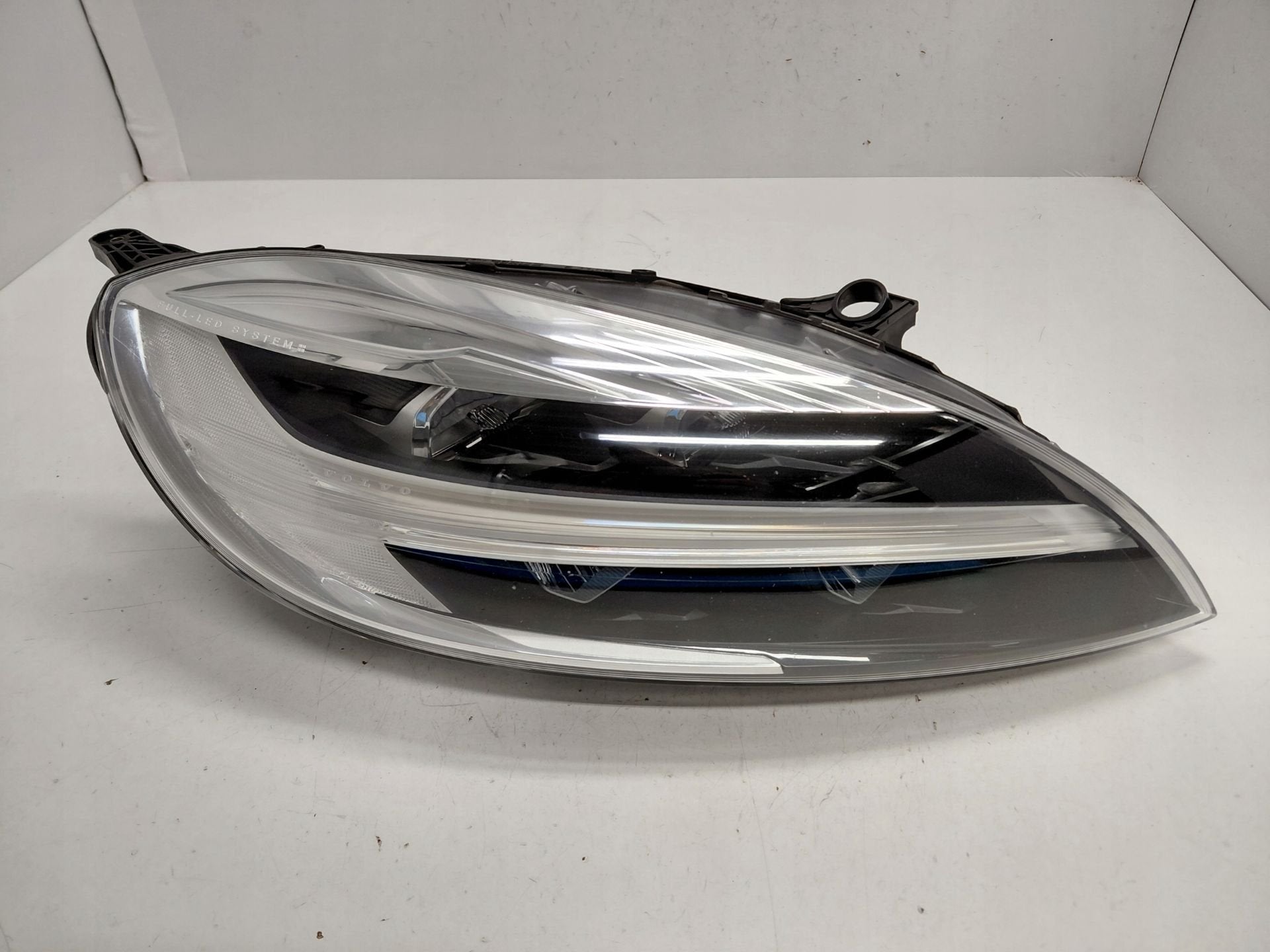 Phare droit Volvo V40 31677023, Autos : Pièces & Accessoires, Gunnar Engellaus vag 8
405 31  Gothenburg, SE, Info@volvocars.com