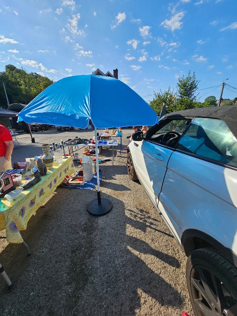 SUPERBE PARASOL BLEU AVEC PIED EN FONTE, Enlèvement, Comme neuf, Parasol sur pied, Inclinable
