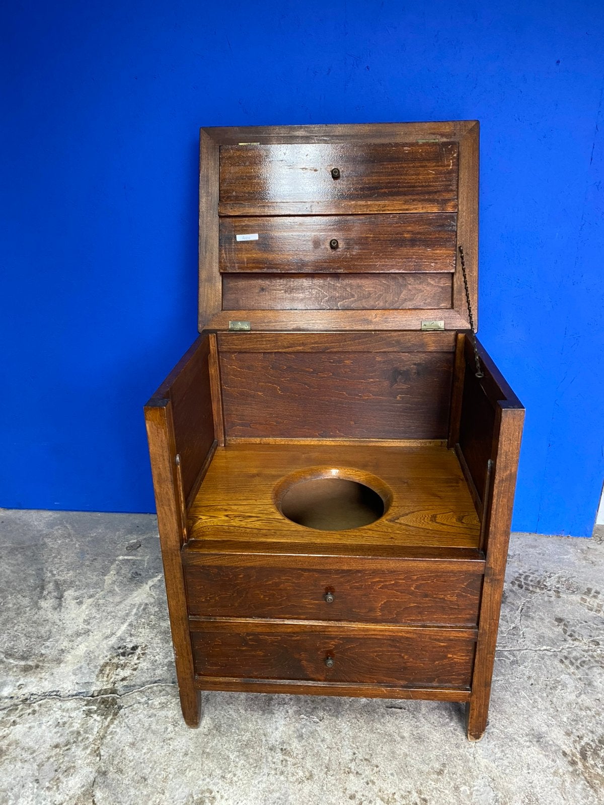 Antiek meubelstuk met verborgen toilet, Ophalen