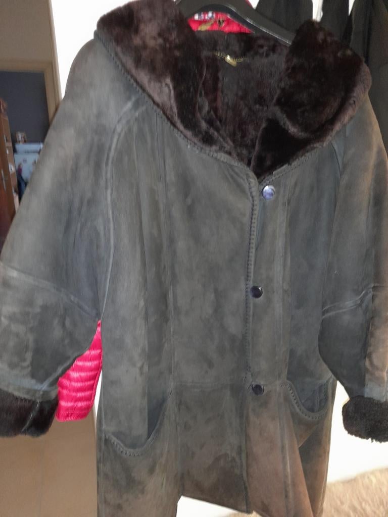 Veste en agneau retourné véritable acheté 1000€, Enlèvement ou Envoi, Porté, Taille 38/40 (M), Bleu