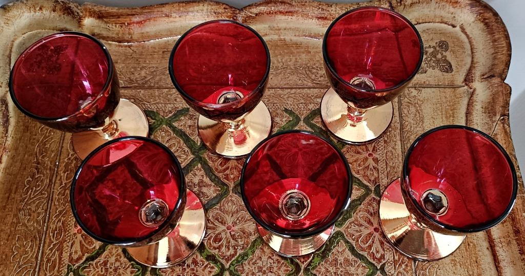 6 verres à liqueur rouges, à pied doré, des années 60', Ophalen of Verzenden