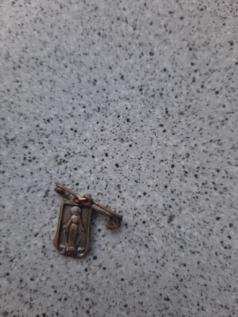 Oud katholiek Mariamedaillon met veiligheidsspeld, Verzamelen, Ophalen of Verzenden, Gebruikt, Sieraad, Christendom | Katholiek