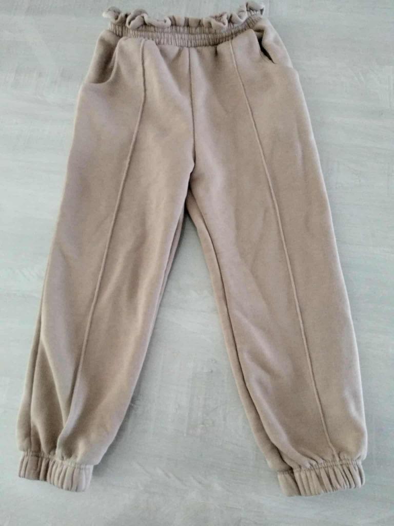 pantalon long beige Zara taille 104, Enfants & Bébés, Vêtements enfant | Taille 104, Pantalon, Enlèvement ou Envoi, Zara, Utilisé