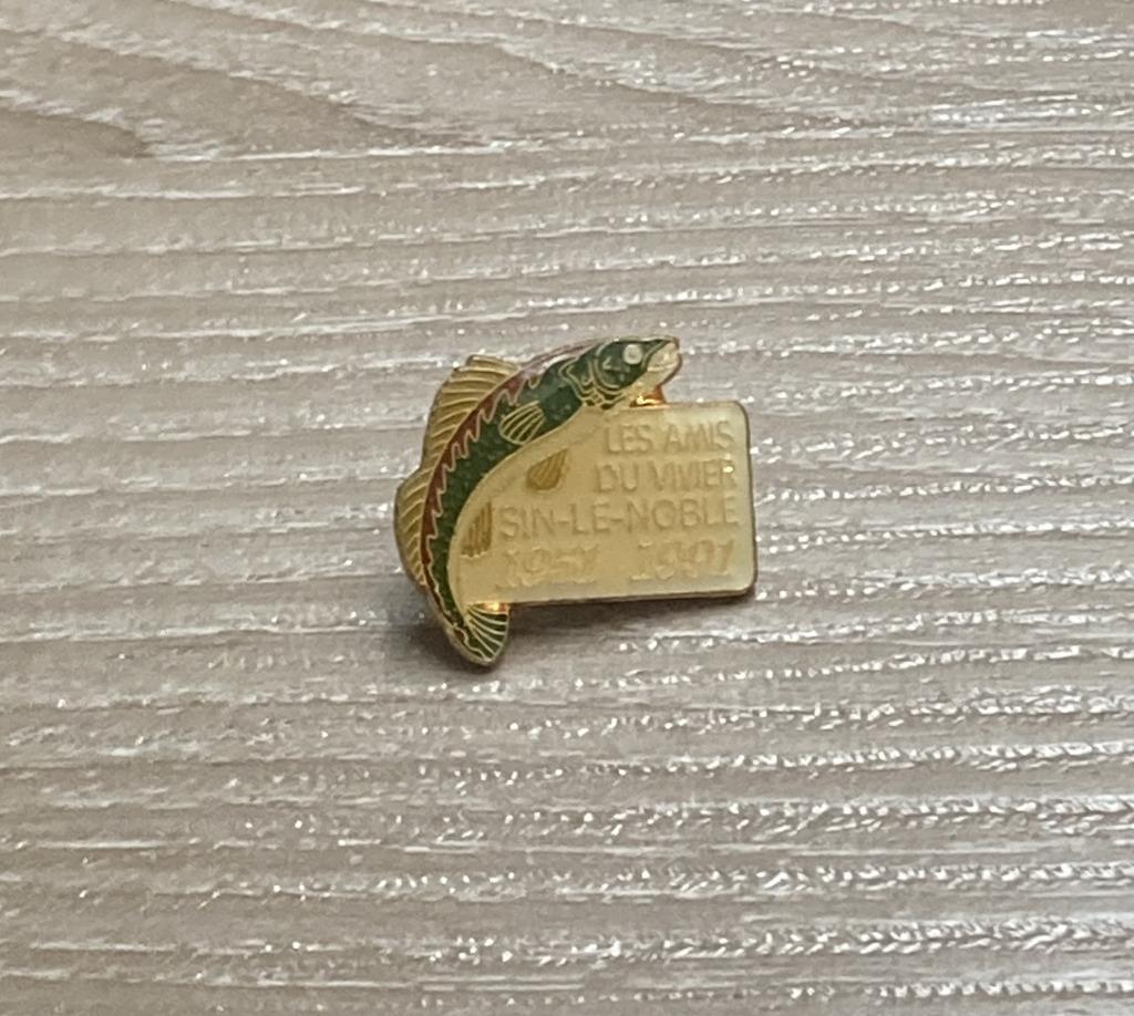 PIN - LES AMIS DU VIVIER SIN LE NOBLE - PECHE - VISSEN - VIS, Envoi, Utilisé, Animal et Nature, Insigne ou Pin's