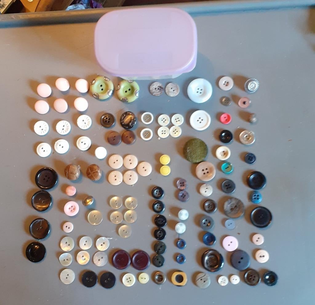 Lot de bouton + boite tupperware 300 ml, Enlèvement ou Envoi, Utilisé