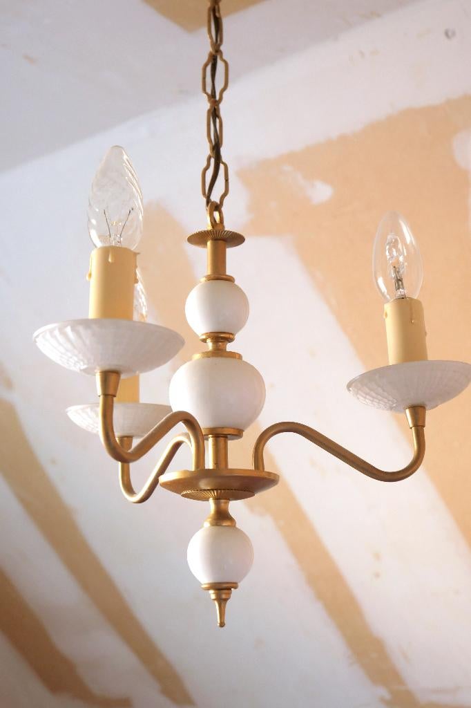 Lustre vintage métal doré et verre blanc à 3 ampoules, Enlèvement, Utilisé, Verre, Rétro chic