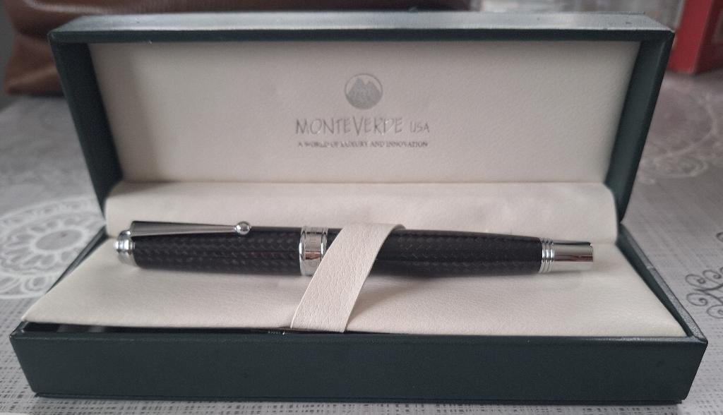 stylo plume - monteverde usa - invincia deluxe carbon black, Verzamelen, Pennenverzamelingen, Overige merken, Ophalen of Verzenden