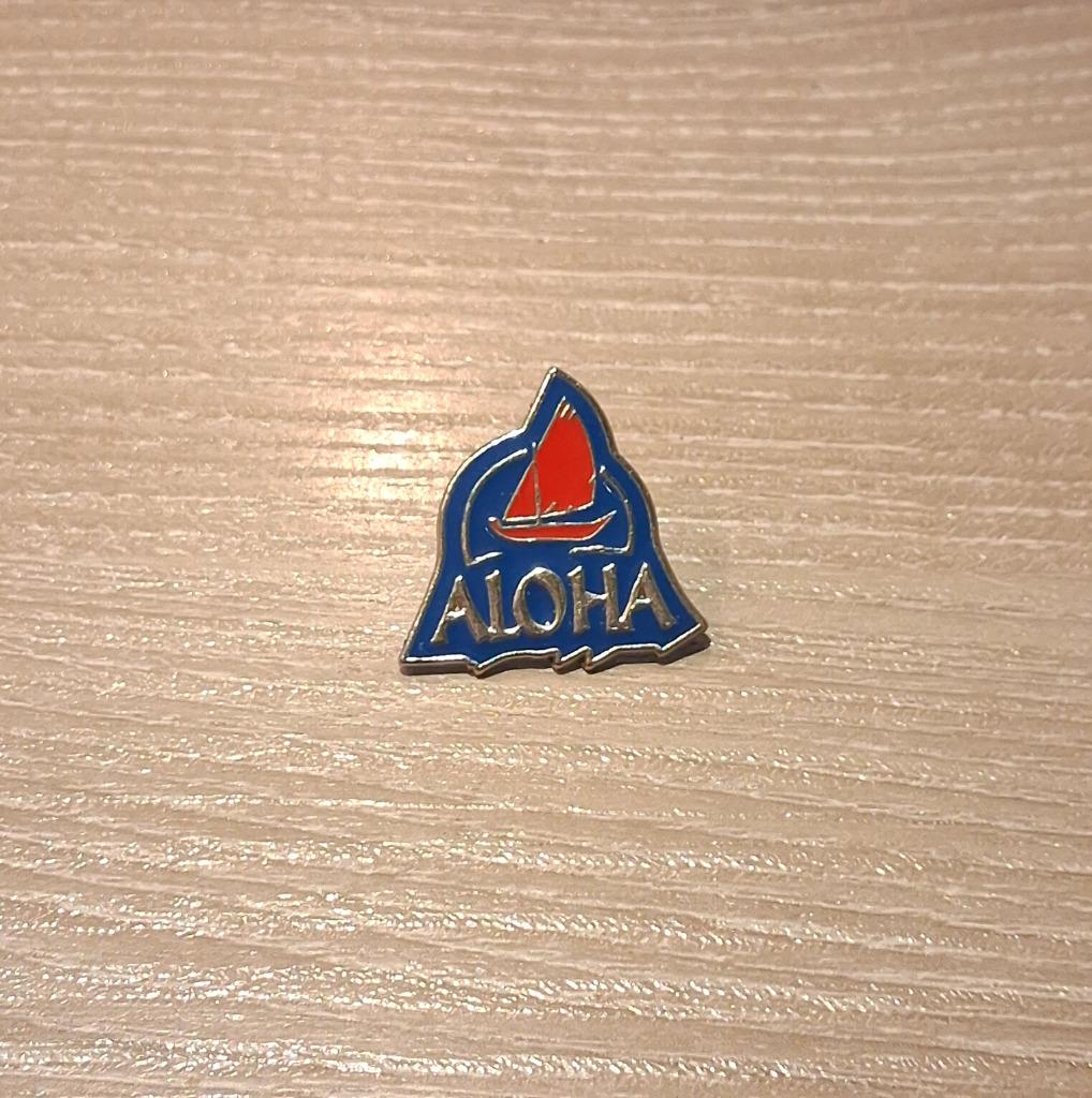 PIN - ALOHA - HAWAII - ZEILBOOT - VOILIER, Verzenden, Gebruikt, Overige onderwerpen, Speldje of Pin