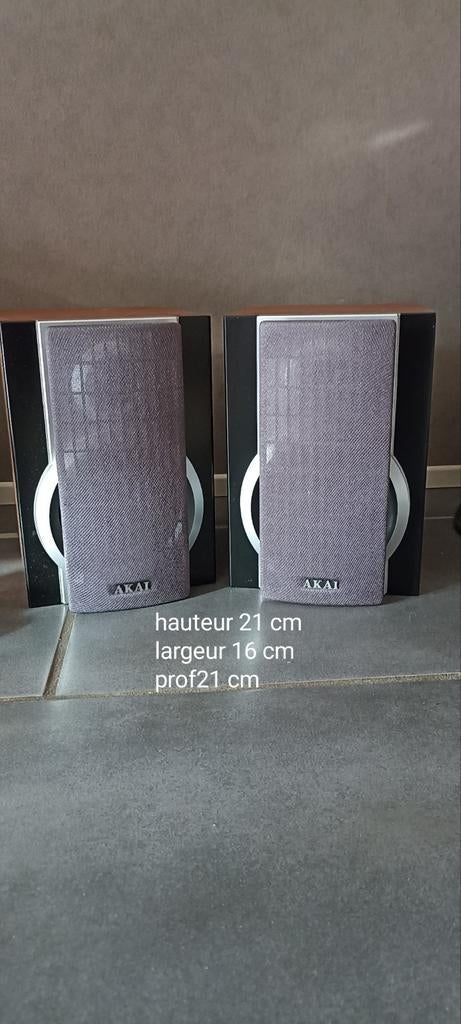 Enceinte akai 30watts 
Avec système d'accroche au mur, Enlèvement, Comme neuf