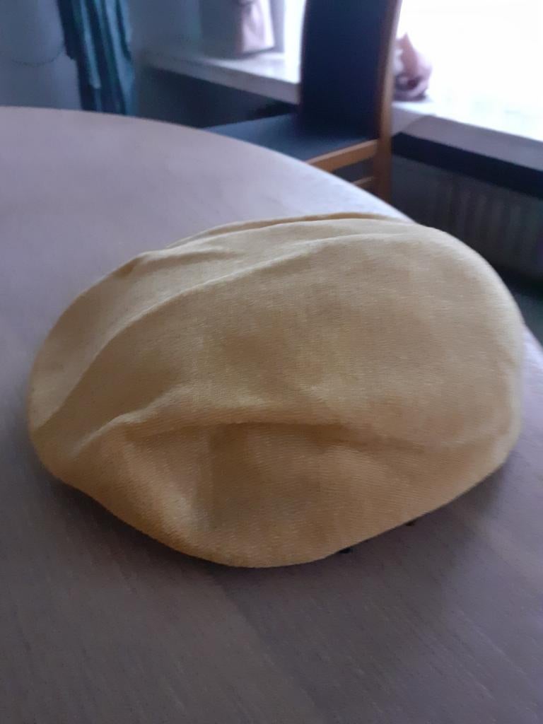 Retro okergele dames baret, Ophalen, Gedragen