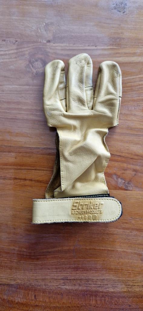 Vingerbeschermer voor bij het handboogschieten., Enlèvement, Utilisé