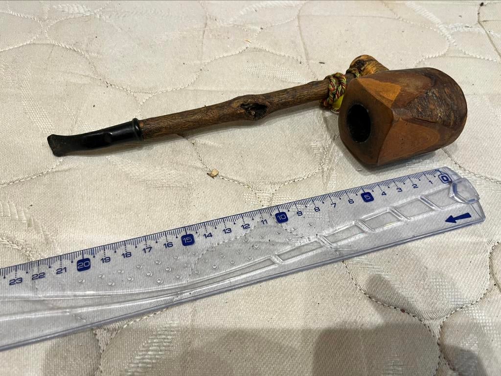 Pipe taillée dans le bois brute