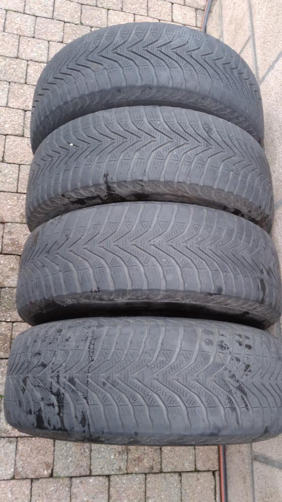 4 jantes tôle acier 4 trous 15 p. +4 pneus hiver VREID. usés, Auto-onderdelen, Banden en Velgen, Ophalen, Winterbanden, Band(en)