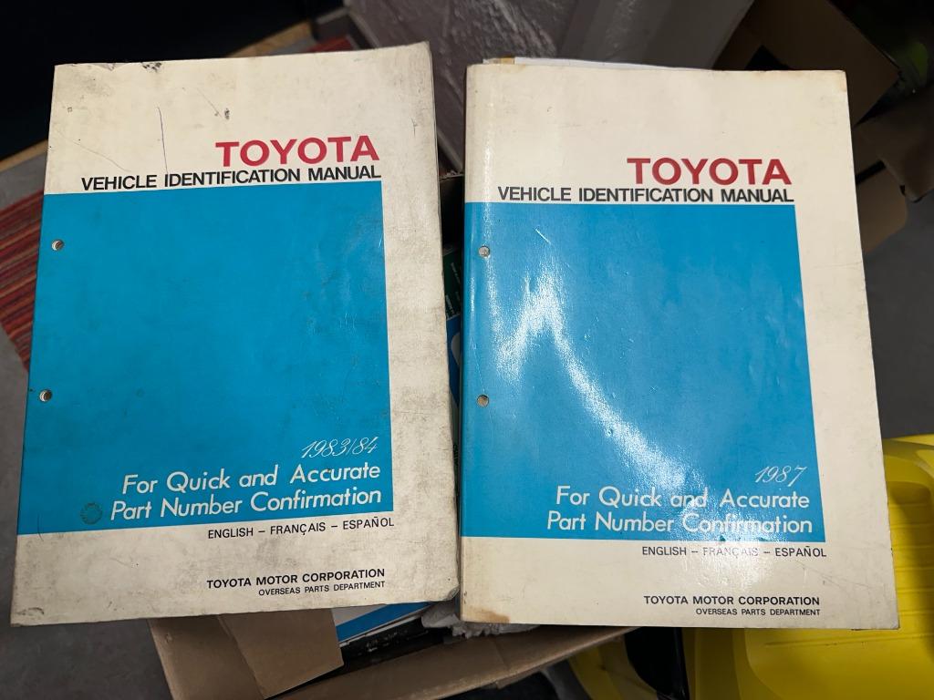livre garage toyota  15 euros les 2