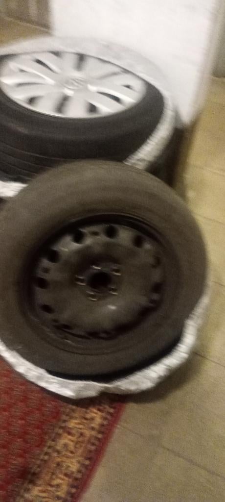 4 VW stalen velgen met banden 185 60 15 en 4 sierdeksels, Auto-onderdelen, Ophalen, Gebruikt, 15 inch, Banden en Velgen