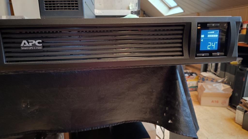 UPS APC SMC1500/ 900W-new batteries- rack 2U, Ophalen of Verzenden, Gebruikt
