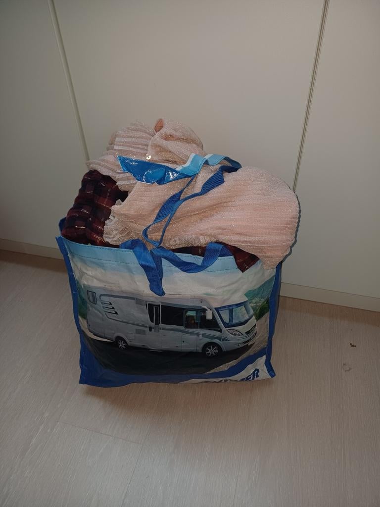 Zak vol kleedje maat 152, Enlèvement