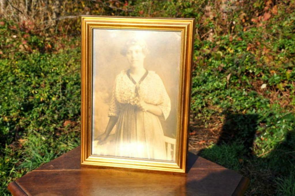 § encadrement bois doré ancienne photo femme bouquet, Ophalen of Verzenden