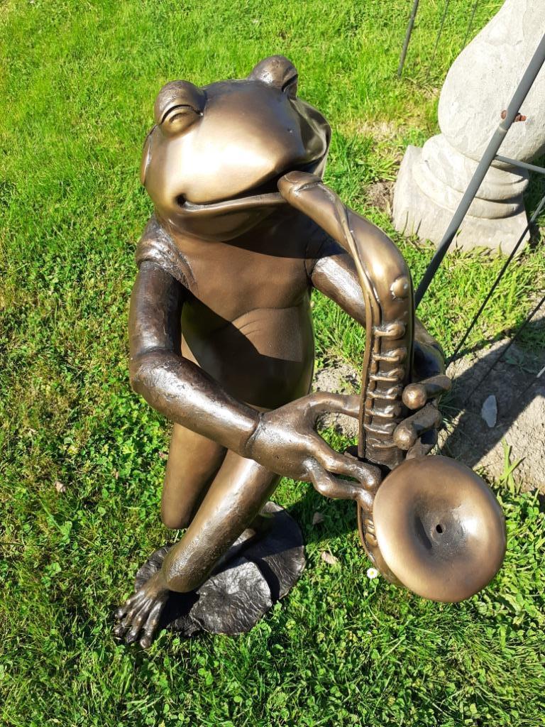 Sculpture en bronze faisant fontaine, la grenouille au saxo, Ophalen, Zo goed als nieuw