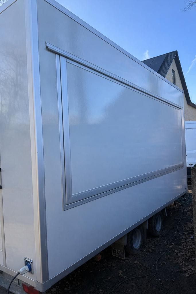 Mobiele frituur te koop (2021), Enlèvement