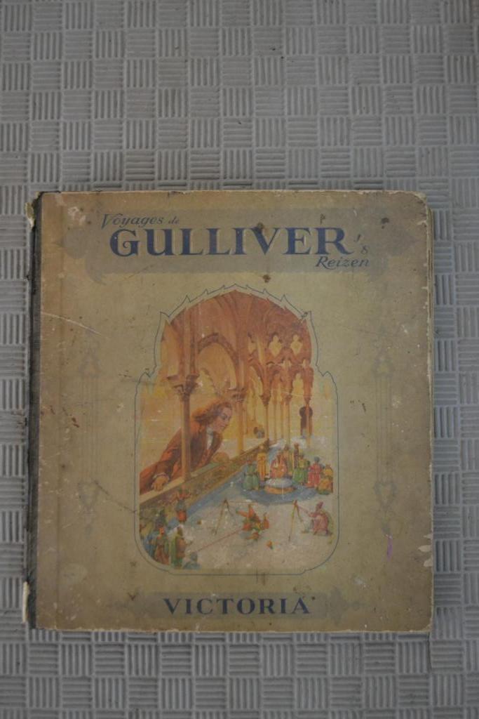 Plakboeken Victoria prenten Gulliver's reizen en Koningshuis, Boeken, Prentenboeken en Plaatjesalbums, Ophalen of Verzenden, Gelezen