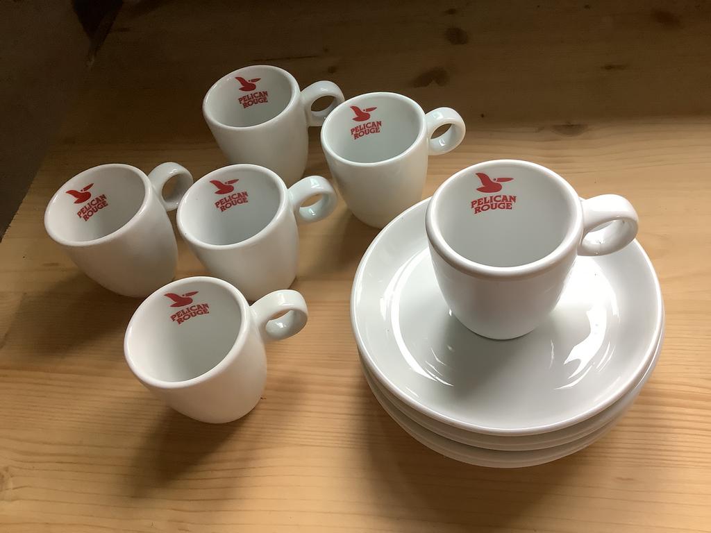 Pelican Rouge espressokopjes met ondertasjes 6 stuks, Electroménager, Accessoires de machine à café, Comme neuf, Enlèvement ou Envoi
