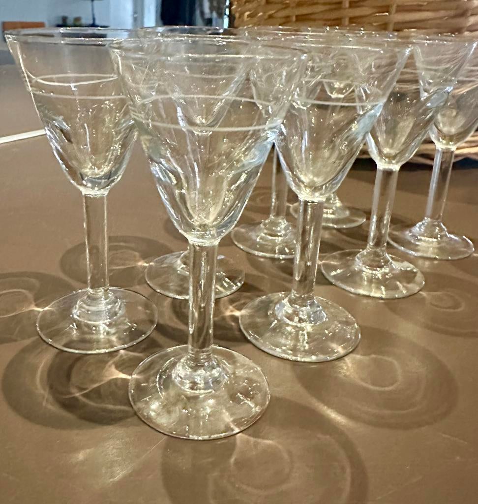 8 petits verres à pied, Enlèvement ou Envoi, Comme neuf