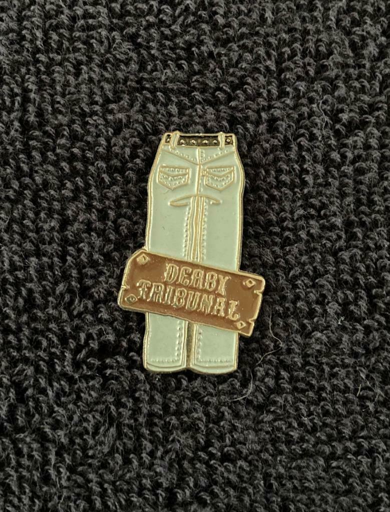 PIN - DERBY TRIBUNAL, Collections, Envoi, Utilisé, Autres sujets/thèmes, Insigne ou Pin's