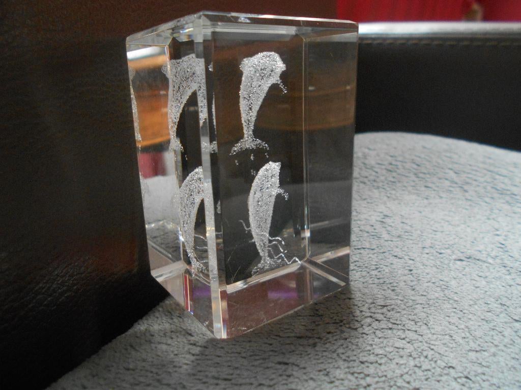presse papier en verre orné de dauphins avec boite, Antiquités & Art, Enlèvement ou Envoi