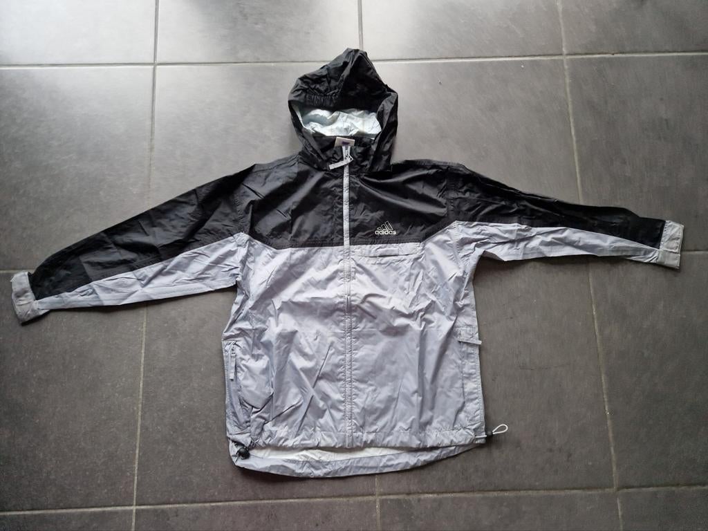 grijs-zwarte regenjas met kap - Adidas - maat 152, Ophalen, Adidas, Jongen of Meisje, Zo goed als nieuw