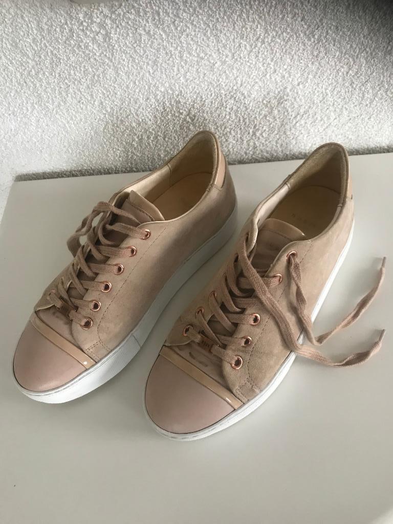 Te koop bijna nieuwe merk sneakers., Kleding | Dames, Schoenen, Beige, Ophalen of Verzenden, Zo goed als nieuw, Sneakers