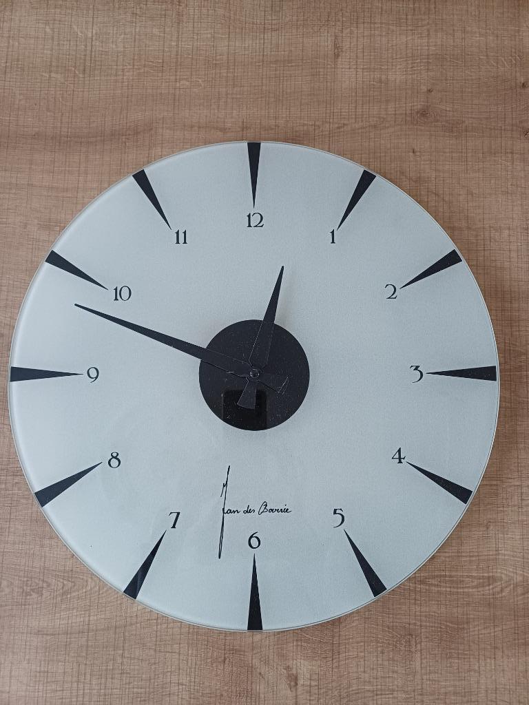 Design klok, Ophalen