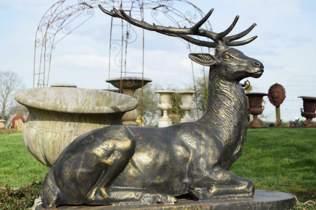 Grand cerf couché en fonte patinée bronze (chasse)., Jardin & Terrasse, Statues de jardin, Enlèvement, Neuf, Autres matériaux