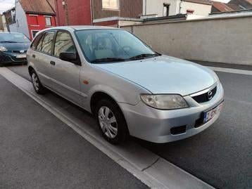 Mazda 323 de 2002, Auto's, Mazda, Voorwielaandrijving, 4 deurs, 4 cilinders, Grijs