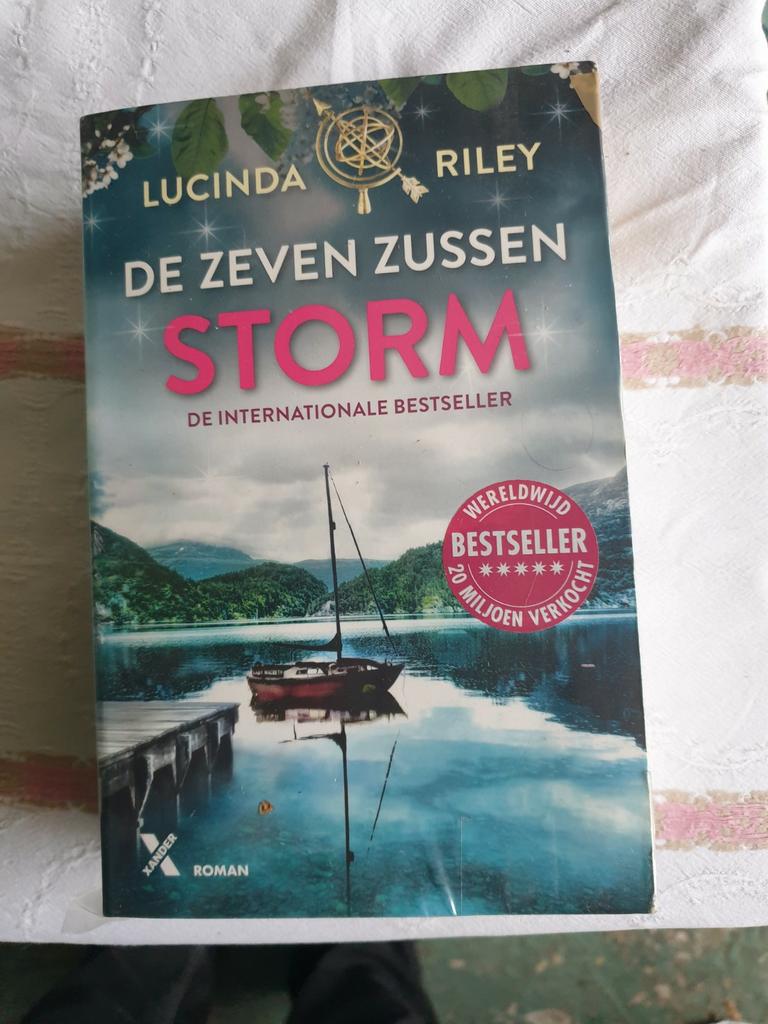 Lucinda Riley: Storm. Deel 2 vd  DE ZEVEN ZUSSEN, Boeken, Ophalen of Verzenden, Zo goed als nieuw