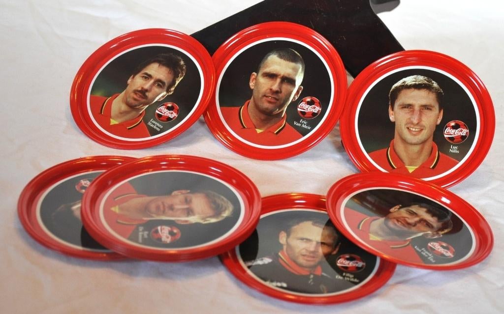 12 sous verre metal coca cola avec joueur de foot, Collections, Marques & Objets publicitaires, Comme neuf, Autres types, Enlèvement ou Envoi